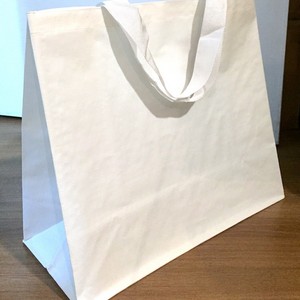 Cotar sacolas de ráfia